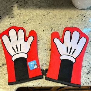 *NWT* MICKEY MOUSE OVEN MITTS by Williams Sonoma *SET OF 2*